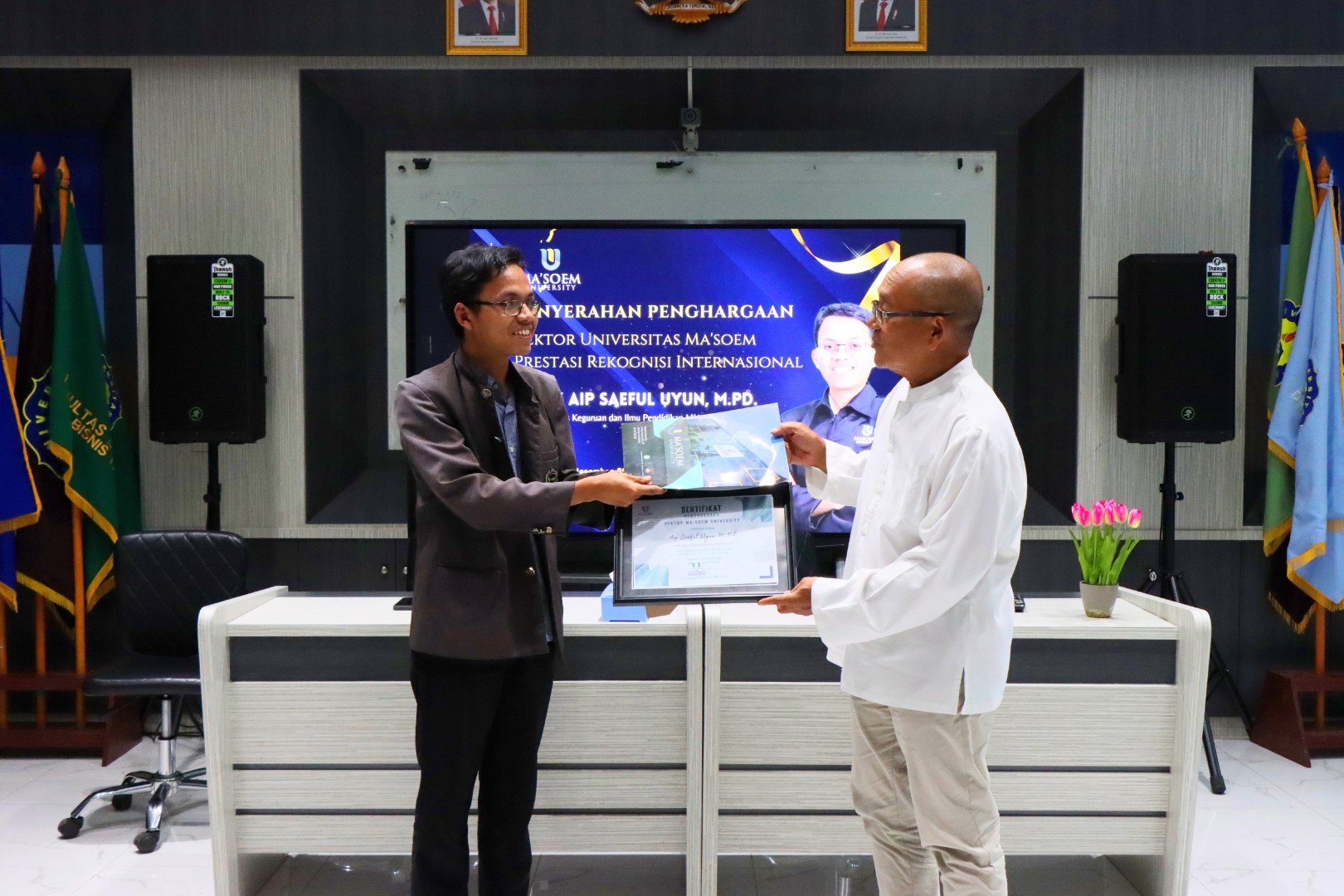 Berikut profil dosen berprestasi Al Ma'soem yang memiliki dedikasi tinggi serta kualifikasi akademik internasional