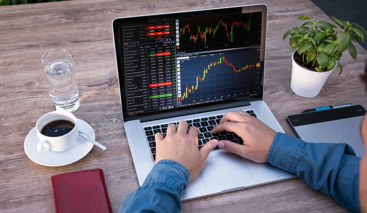 Meningkatkan Visibilitas dengan Promosi di Sosmed Broker Trading Online Bersama Rajakomen.com